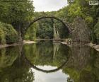 En medio del Parque Kromlauer, en el este de Alemania, se encuentra el puente Rakotzbürke, conocido como el puente del diablo. El puente más fotogénico