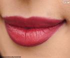 Los labios pintados de rojo ofrecen seguridad a las mujeres y muestran un look siempre elegante y sofisticado
