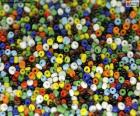 Abalorios de colores para hacer pulseras y collares