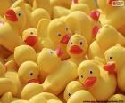Los patos de goma amarillos un juguete de baño para los bebés