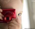 Niño con cámara de fotos