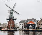 El molino De Adriaan, es un molino de viento de tipo delantal a orillas del pintoresco río Spaarne. Construido originariamente en 1778, se reconstruyó hace poco después de sufrir un incendio en 1932. Haarlem, Países Bajos