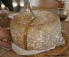 Cortando un queso de oveja
