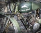 Una moto antigua, con motor monocilíndrico de color verde