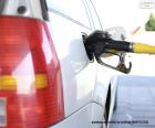 Repostaje de un coche diesel en una estación de servicio