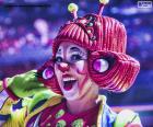 Chica disfrazada de payasa para celebrar un alegre dia de Carnaval