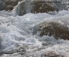 El agua de mar tiene un efecto muy beneficioso sobre nuestra salud: ayuda a combatir problemas respiratorios, cura enfermedades de la piel