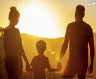 Una joven familia contemplando una bonita puesta de sol