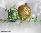 Dos bonitas bolas de Navidad, de color verde y dorado