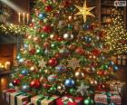 Árbol de Navidad lleno de bolas de colores
