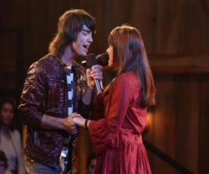 Puzzle de Shane (Joe Jonas) cantando junto Mitchie Torres (Demi Lovato) en la Final Jam