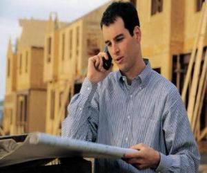 Puzzle de Técnico consultando un plano en la obra de construcción - Arquitecto, aparejador o ingeniero