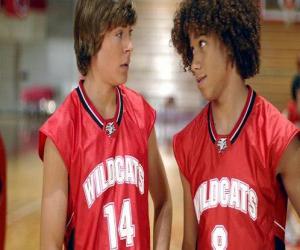 Puzzle de Troy Bolton (Zac Efron) y Chad (Corbin Bleu), con la camiseta Wildcats