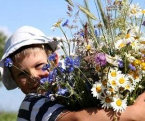 Puzzle de Un niño con el regalo para su madre, un gran ramo de flores