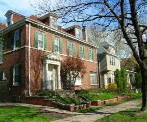 Puzzle de Una tranquila calle de una urbanización o pueblo con los árboles y las casas