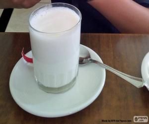 Puzzle de Vaso de leche blanca