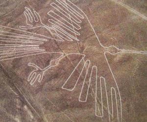Puzzle de Vista aérea de una de las figuras, una ave, que forma parte de Las líneas de Nazca en el desierto de Nazca, Perú